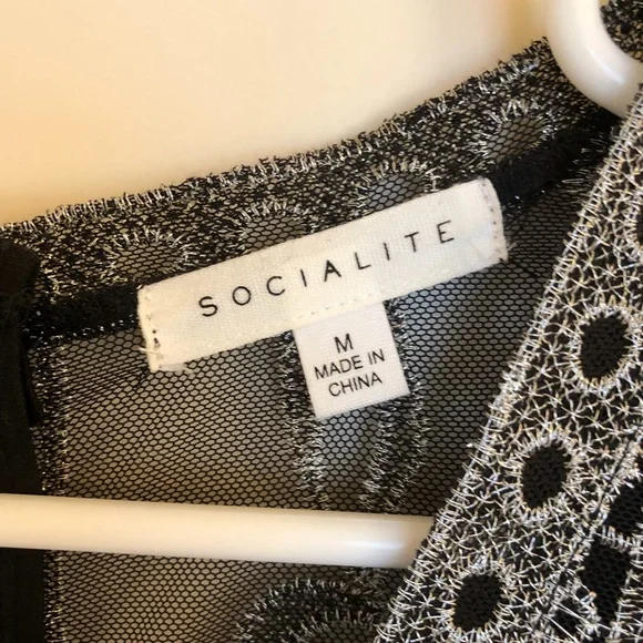 Socialite Plunging Lace Dress - Picture 5 of 6